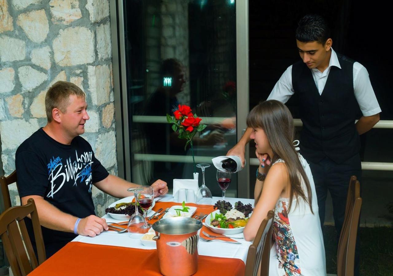 Golden Sunset Hotel&Spa Kemer Exterior photo A waiter serving a couple